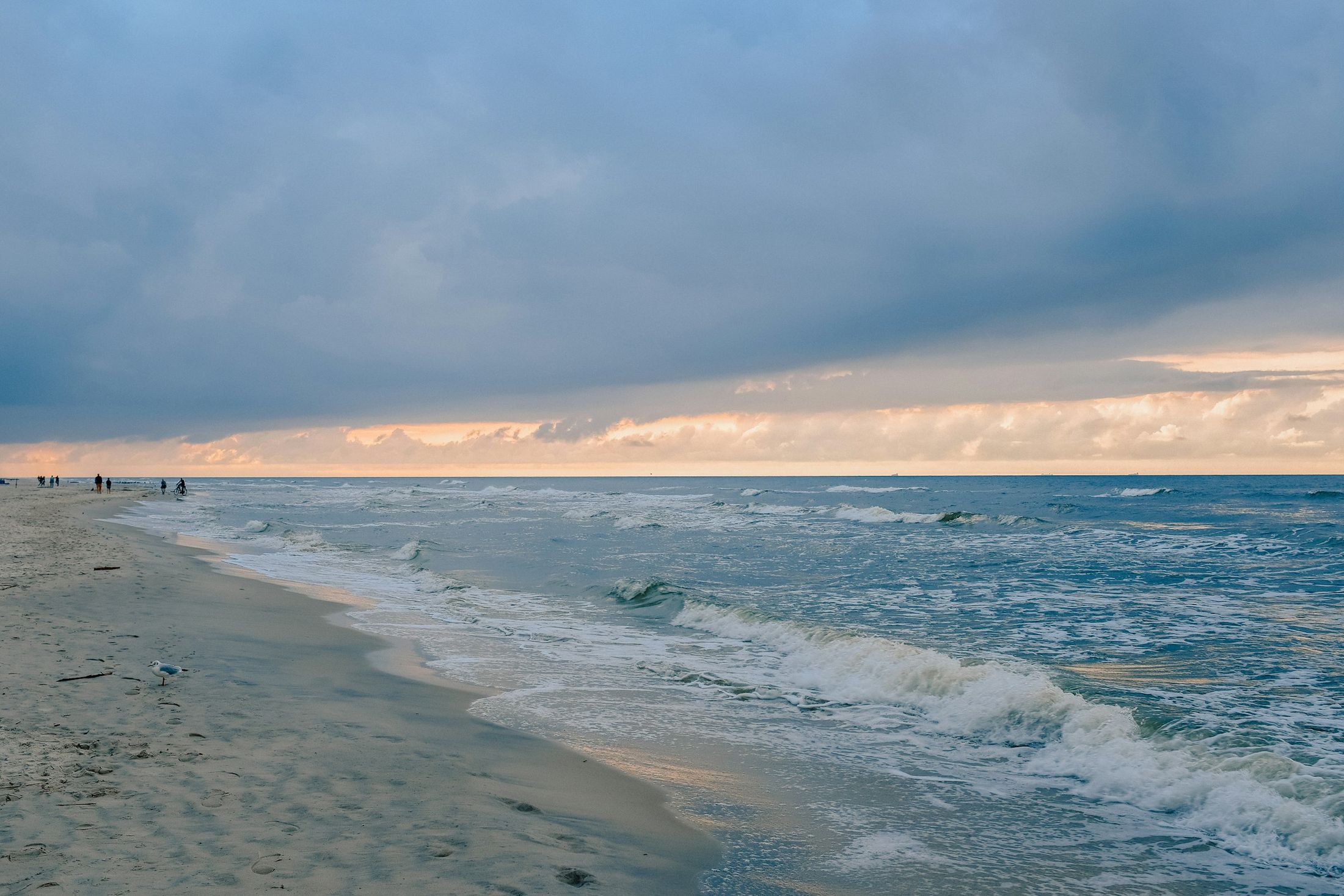 Plaża nad Bałtykiem o świcie
