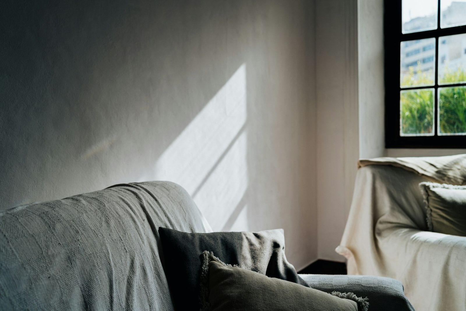 Sofa w świetle okna